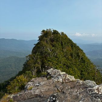 岩峰のニセピークからピークを見る。