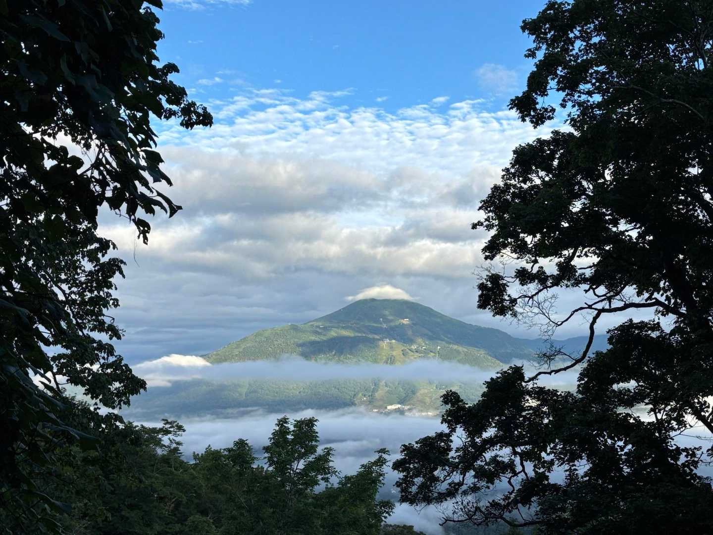 一見、冠雪した羊蹄山のようなアンヌプリ！
西の空はイイ感じになってきた！