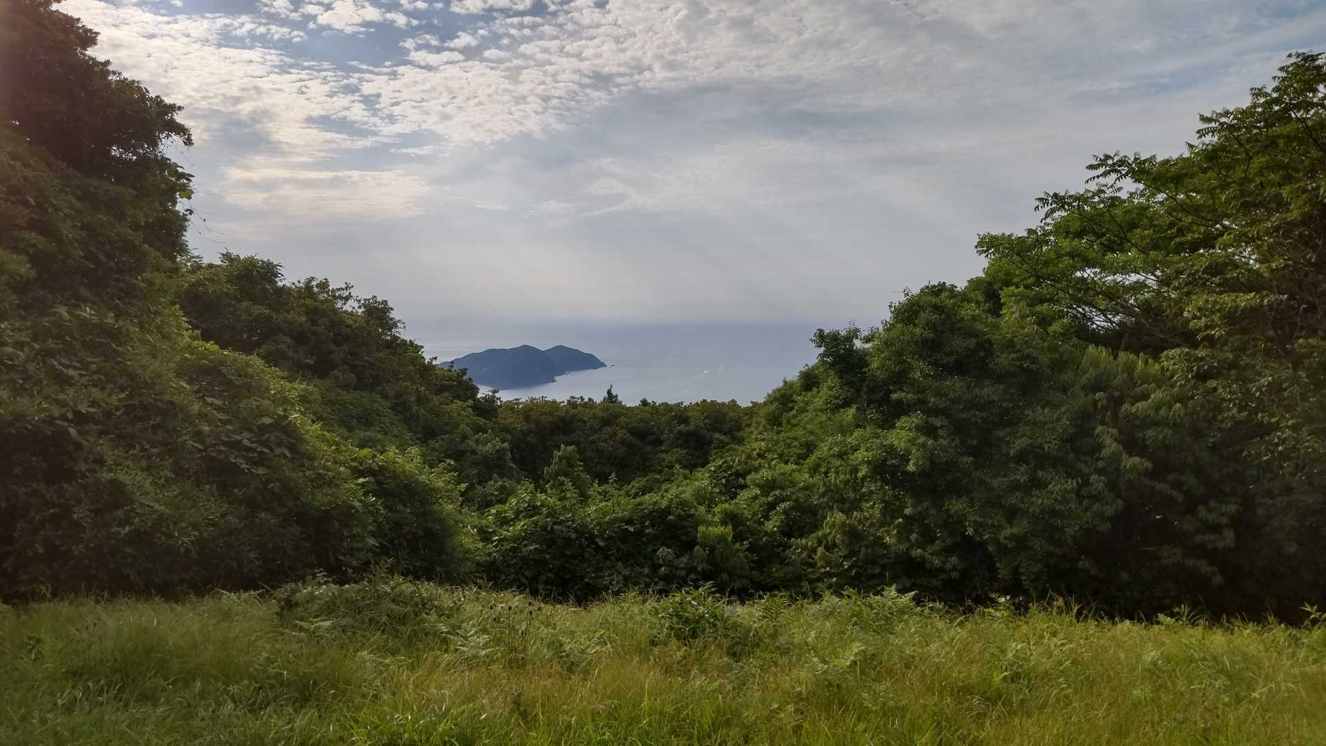 地ノ島が見える。
右奥には沖ノ島も。