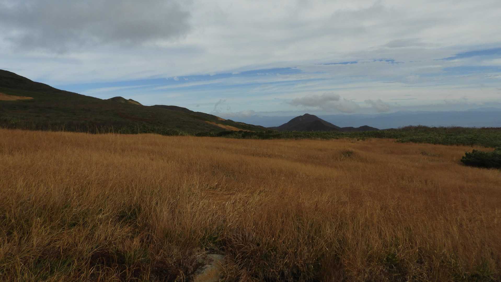真ん中右は経塚山（1372m）
