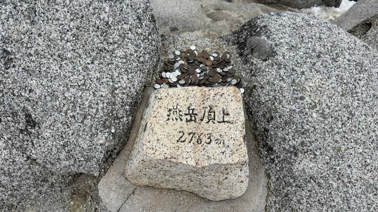 燕岳、残雪の稜線へ の写真 17