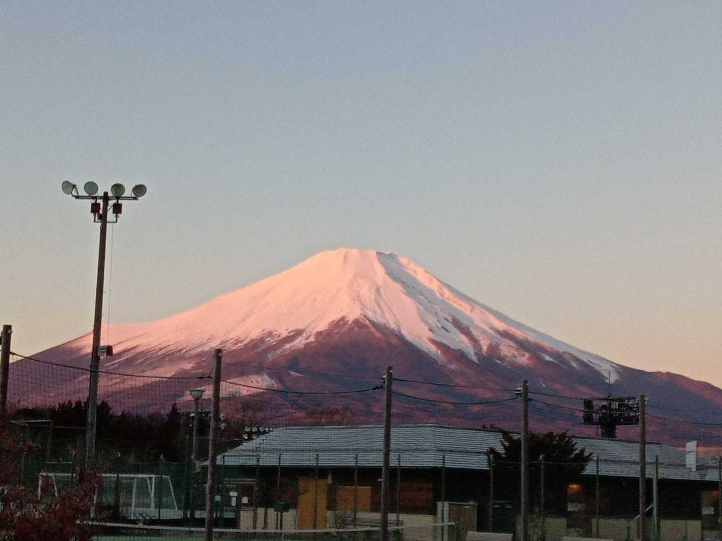 きらら駐車場から見えた富士山✨
晴れ予報でも綺麗に見えるか分からない富士山ですが、もう快晴の予感しかしない！😄