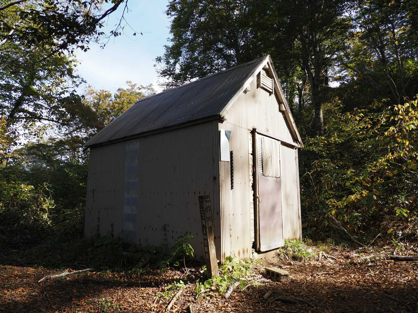 そのまま下りると、破線ルートの七ッ滝コースとの分岐点にある摩耶山避難小屋🏠️

中を覗いてみると摩耶山のお話が書いてありました📝