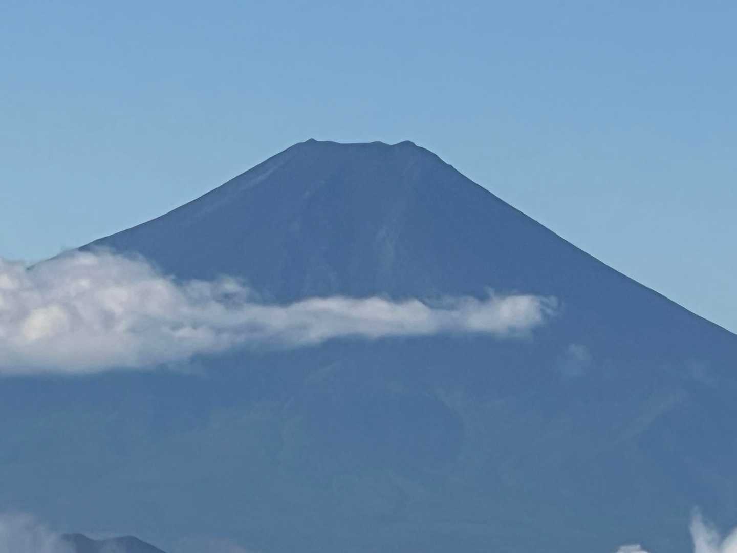昨日の雨で、初冠雪見れるかなぁと思ったが、
まだまだ気温は高いんだねえ。
11月だというのに、、、
3年前は9月の初めだったかと、、

温暖化は加速度上げて進んでいると実感して来ますね😨