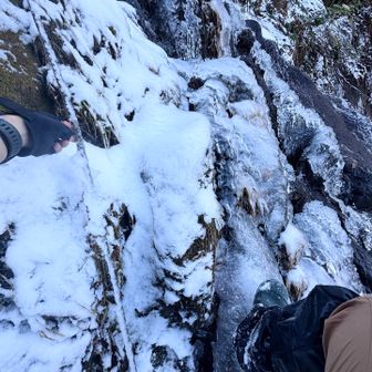 ロープもありますが、ガチガチ🥶🪢
足元はとぅるんとぅるん
とりあえず、チェンスパ蹴り込んで登る