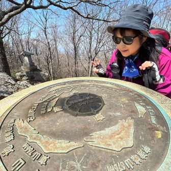 🌳「西音森山」山頂の方位盤🧭‼️
真剣に覗き込むbaddy^ ^