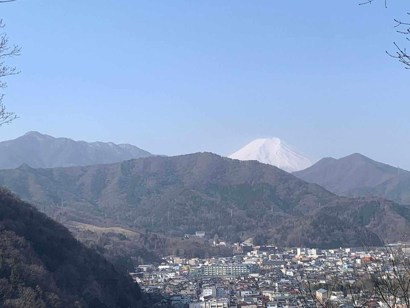 おーぃ！富士くーん

15分登ると富士山と都留市
本日は黄砂すごいらしいが白くてカッコいいぞ
富士山の左側の山は年末に登った杓子山