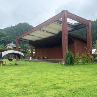 おしゃれな空間に出てきました。
ノーラ名栗というグランピング施設です。
グランピングには、一生縁が無さそうです。