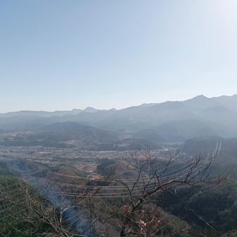 山頂でおしゃべりに夢中で写真撮ってなかった😅
鎖場の途中から、稲含山と下仁田の街並み。