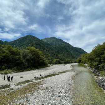 霞沢岳？
「秋晴れを映し青々梓川」