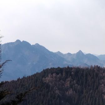 多分左は二子山と、あの尖峰はどこかな。