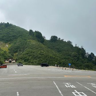駐車場に無事到着。
雲がかかりますが雨が降る気配無し。