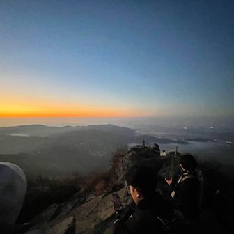 女体山頂では
先着が５-６人くらい？いらっしゃったかな

各コースから集まってきます

