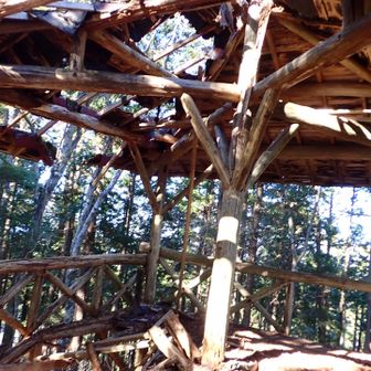 山頂の四阿がボロボロ。