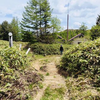 小屋前で小休止