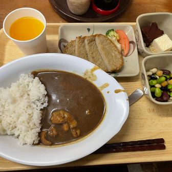17時の夕拝を終えてディナータイム🍽️
カレーがおかわりできるのとポンジュースが嬉しい✨