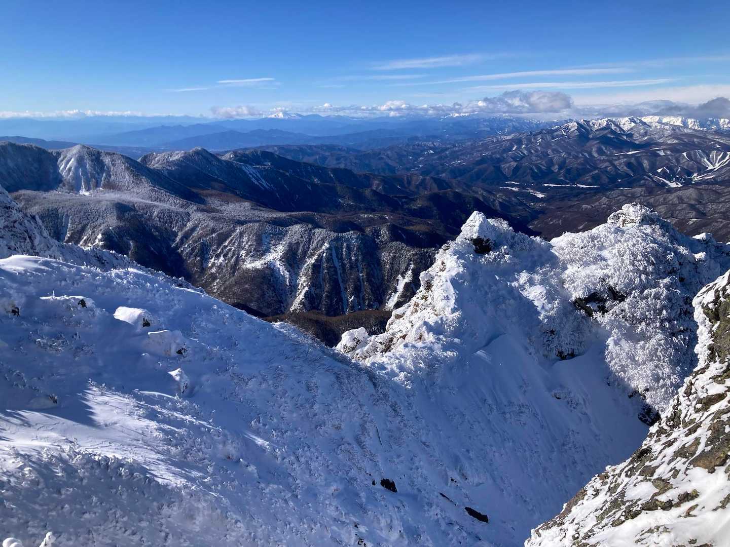 中央奥は浅間山
