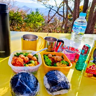 適当に詰めたお弁当🍴
全く映えない…笑
子供のお菓子が多い～😅