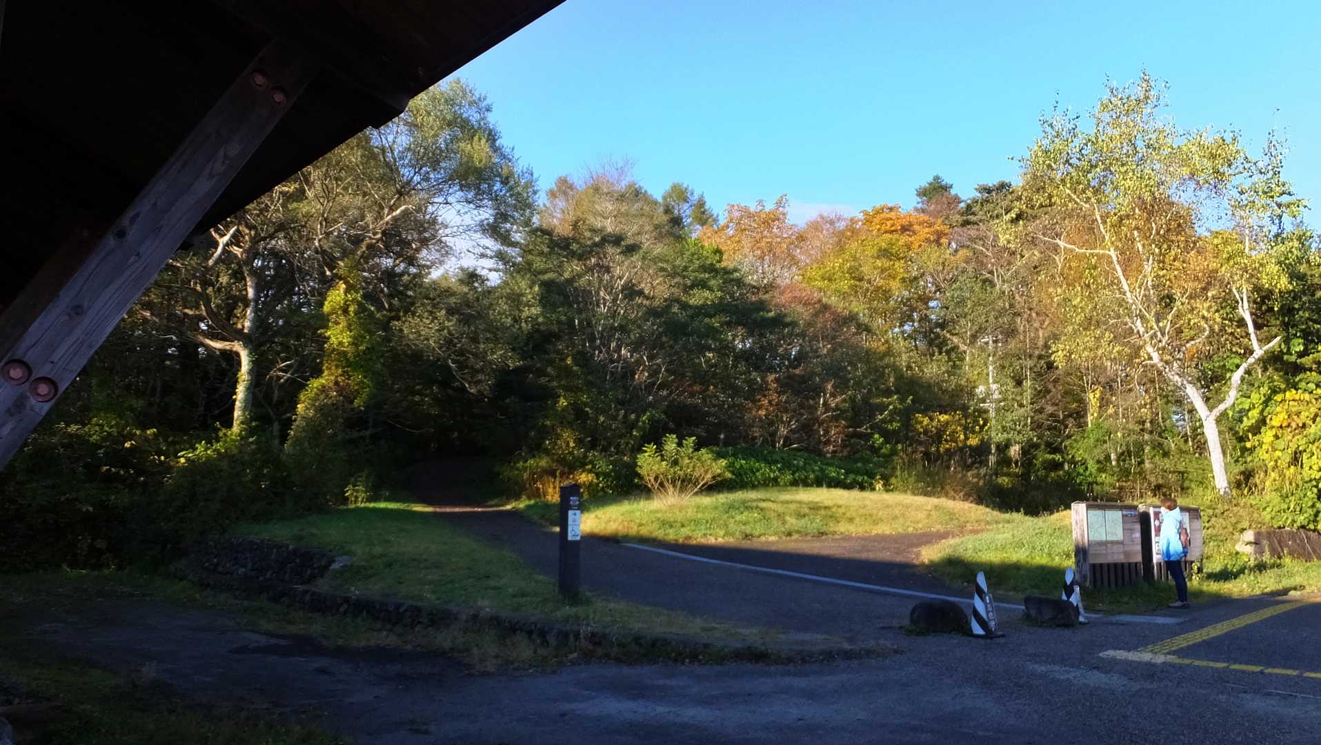 入り口はビジターセンターの脇です。