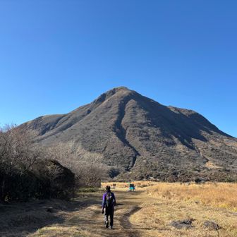大船山登山口を出た
三俣山の姿。デカい。