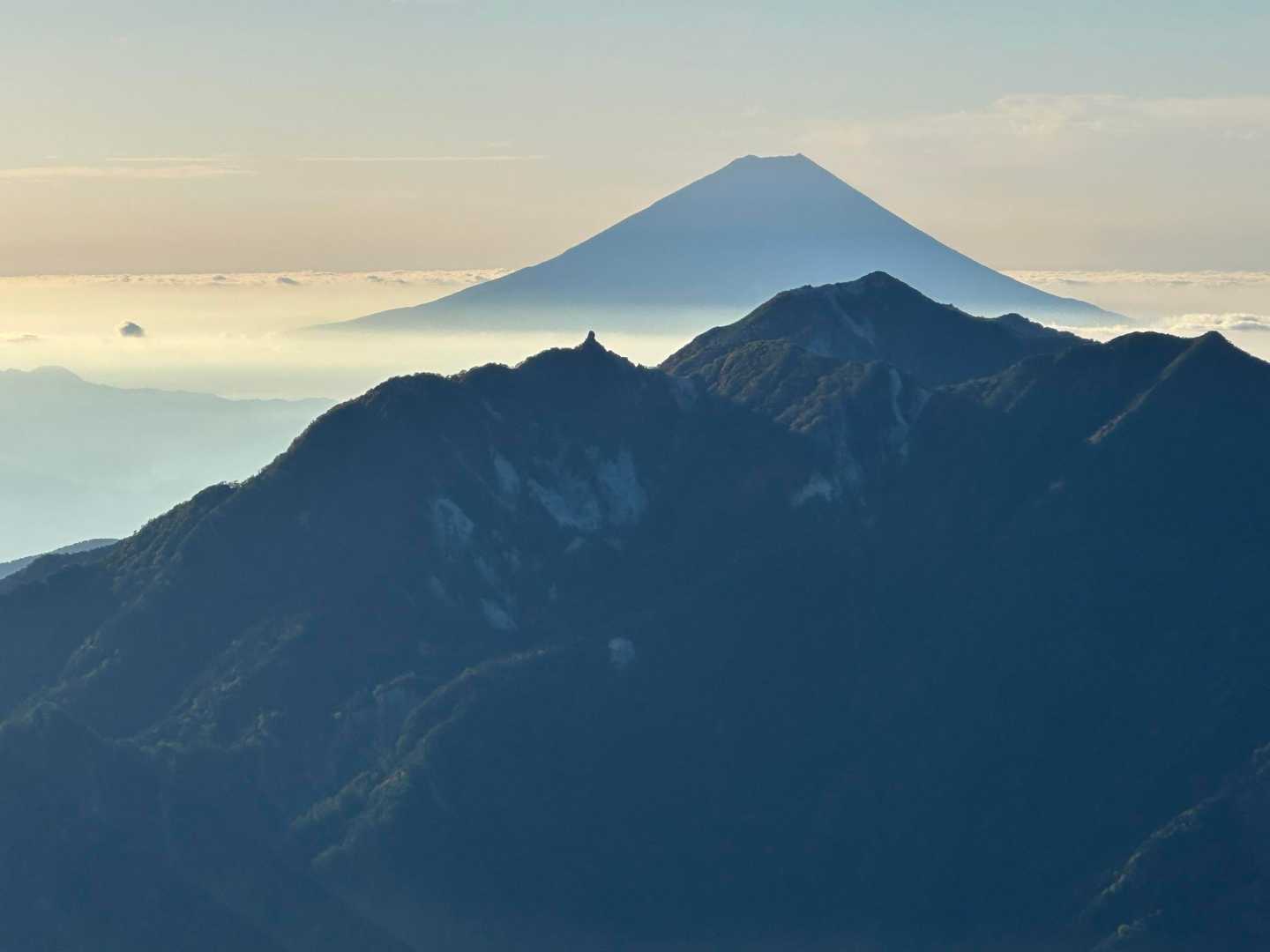 甲斐駒ヶ岳-烏帽子岳-大岩山-駒岩-日向山 周回コースの写真
