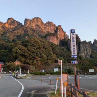 目指す金洞山に向かってHさん、Kさん歩いてます。
石門登山口まで車道を歩いて行きます