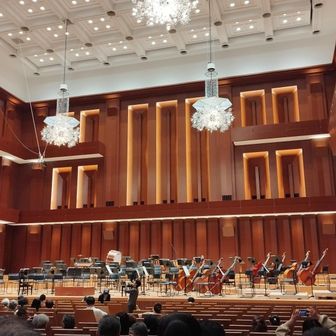 シャンデリアのあるゴージャスな空間もあった。
噂によると、この洞窟は国内でも響きが素晴らしいと有名な洞窟だそうで、響きに定評のある洞窟を徘徊する、とある団体の党大会令和八年列島巡回の福岡会場だそうだ。
蛇足だが、本日は党首🍎と誕生日が同じ（年は全然違う）娘の指令により、ガラにもなくクラッシックを聴きに来た。
2時間+アンコール（クラッシックの👏の時間はかなりの割合）で終演は16時過ぎ。