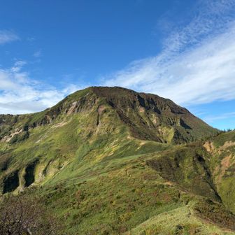 コルから見上げる苗場山。
迫力あってカッコいい🤩
ただ、登り返しがものすごくきつかった💦