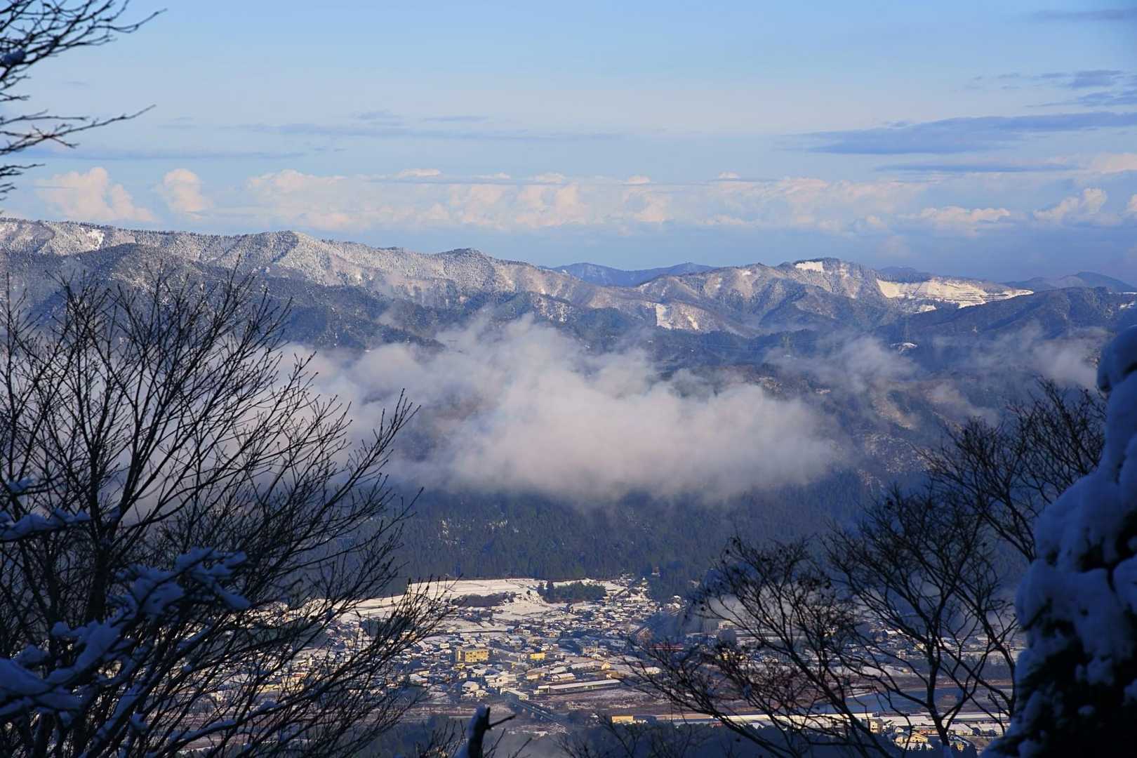 隙間から比良山系かな⁉️
雪化粧した山並も見えて来ましたね😁