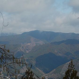 正面は陣馬山。融合平見晴台から