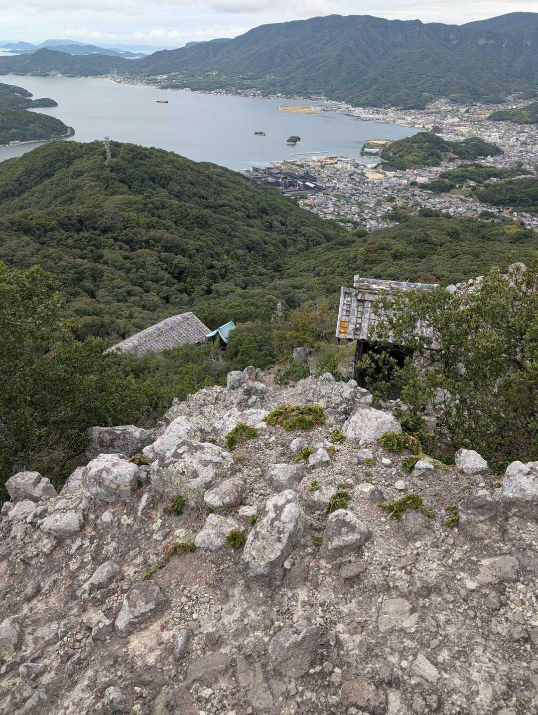 とんでもなくすんごい道‼️
馬の背みたいな細い岩の尾根