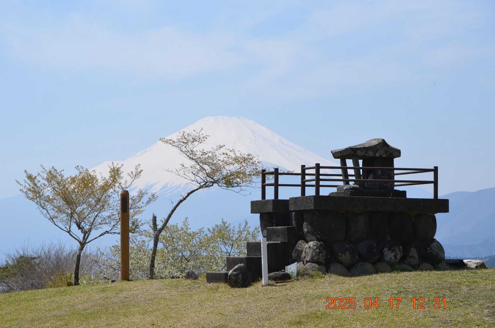 祠の先にちょうど富士山が重なって見えた
