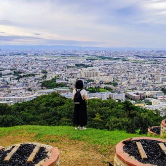 大文字の火床がある展望台✨️

伊丹方向を見て黄昏てます🙂

昔を思い出してるのかな？