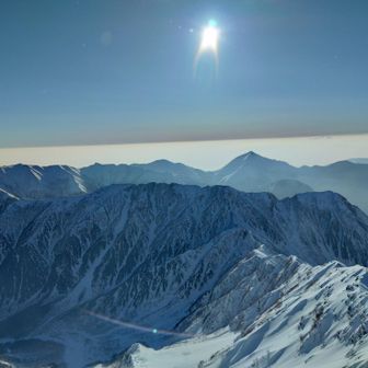 これがあの表銀座コースの核心部・東鎌尾根かっ！
カッコイイ！
雲と空の境目が地平線のようにくっきりで不思議な光景