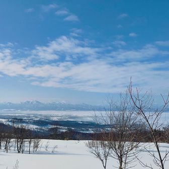 滝川の丸加山方面から、スノーモービルのエンジン音がブオンブオン聞こえてきます🐻