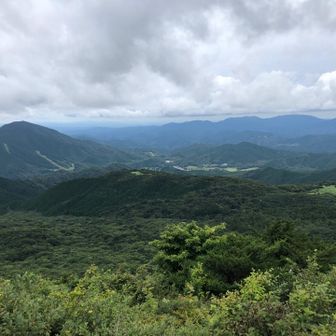 右が駐車場登山口