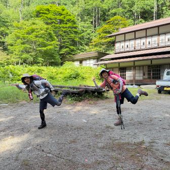 ずーっと「行けるのか？私」と思いながら登る時間となりました
ここまできたら元気に行ってきます🏃‍♀️


そうそう、ここに着くまで🚗ダートな道でした💦

7:15頃青木鉱泉第4駐車場、最後の1台😮‍💨
多分途中すれ違った車があったので、下山された方の後に入り込めたのだと思われます