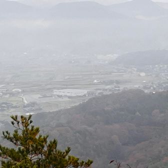 下界にうっすらと見える日本一の駄菓子屋さん
