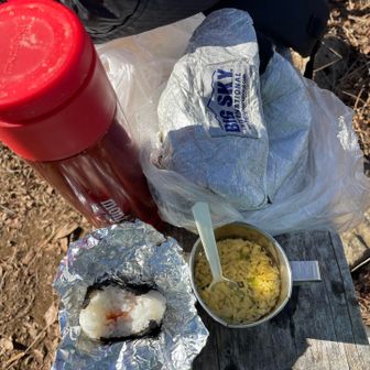 神社⛩️のベンチで早めの休憩。
人が少ないのできたお兄さんと少しお喋り😊