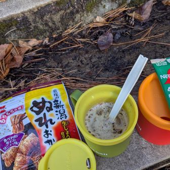 早速、モンベルで買ったカップでお茶しま〜す❣
緑と黄色のカップが、私のでした～🎵