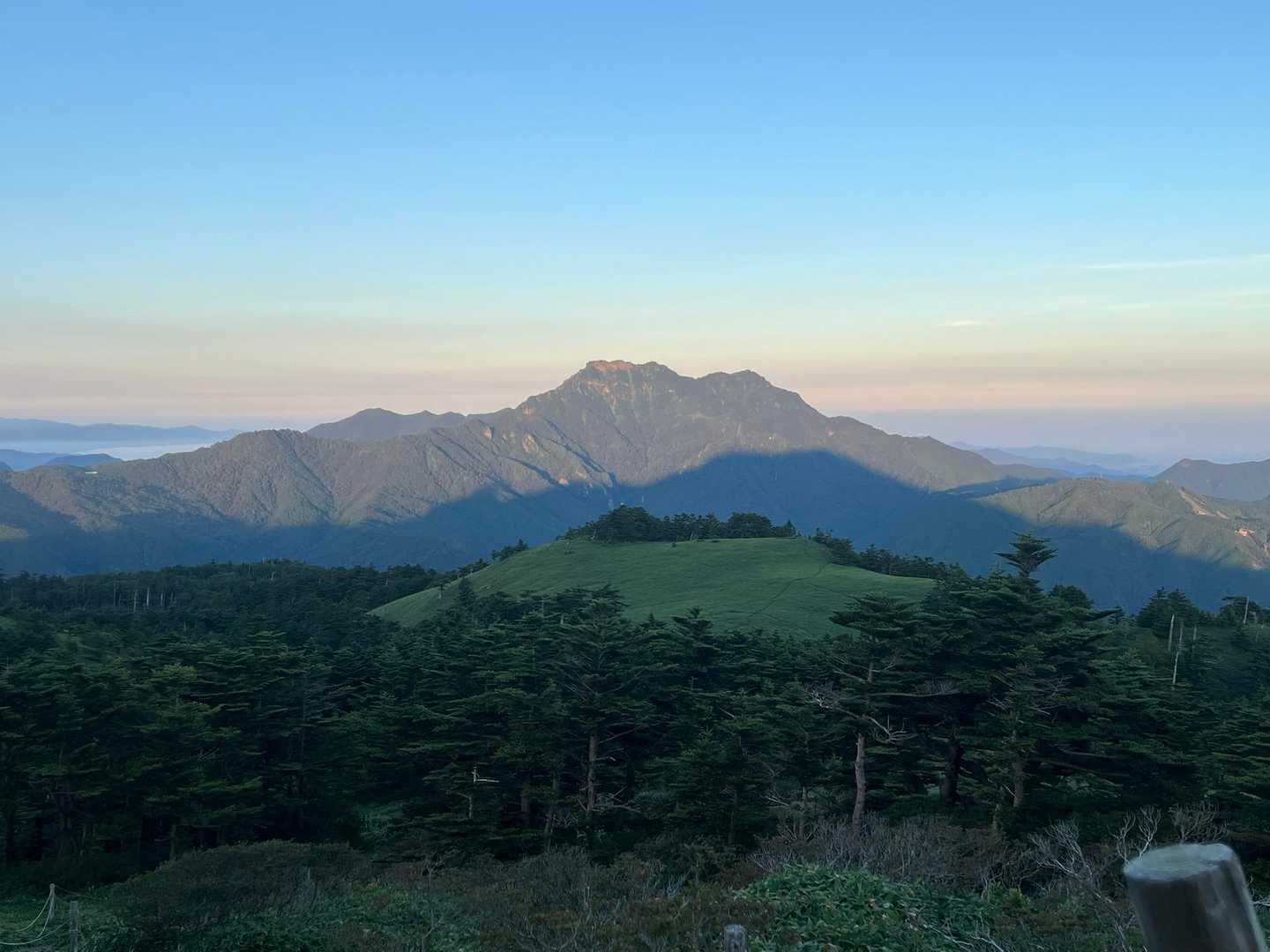 石鎚山に瓶ヶ森の影が映る瞬間⛰️