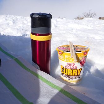 暖かいので外でご飯にした

雪の上で食べるカップヌードルカレー味は
家で食べるより、3倍旨いと感じる👍🏻