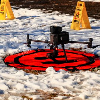 工事業者さんが
いままさにドローンを飛ばそうとしており…