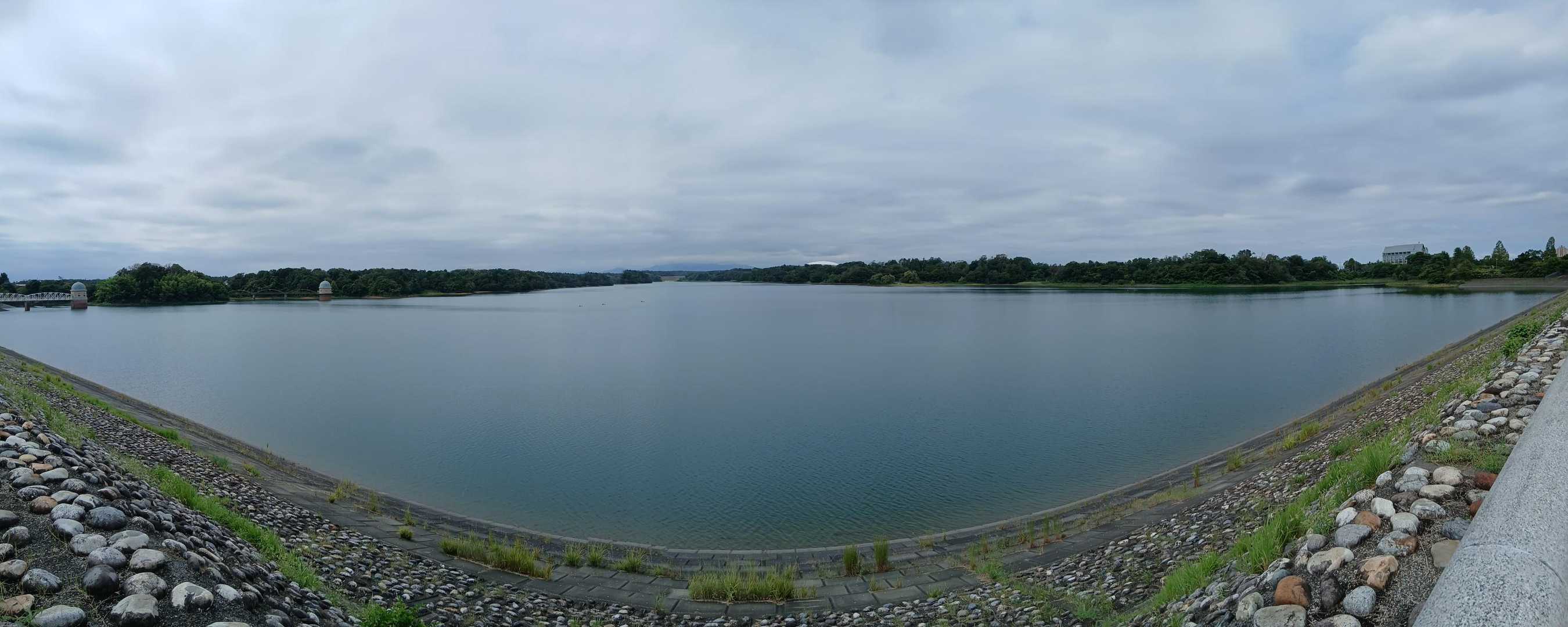 多摩湖(村山貯水池)のパノラマ。雲は多めですが、雲取山は見えますね。奥多摩や秩父では、案外眺望がよかったりするかも？