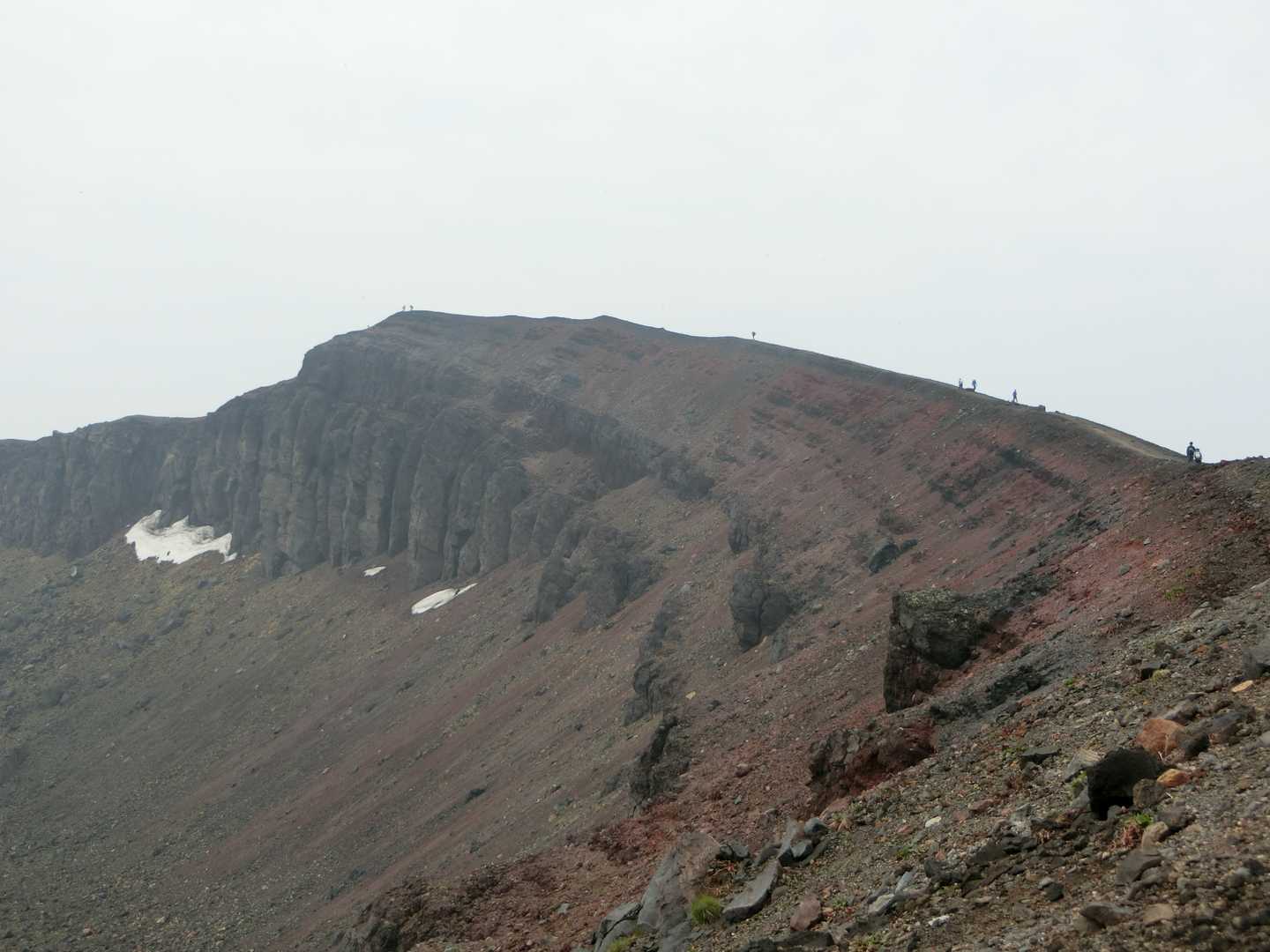 前掛山の噴火口は、垂直に切れ落ちています