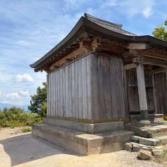 ヒーヒー言いながら、何とか山頂の日野神社に到着⛩️身体が火照ってオーバーヒート気味でした〜🤯
