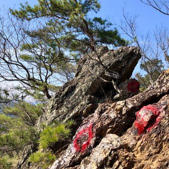 がま岩
この辺りペンキのマークに従っていくつか岩をまわり込みます。ちょっとスリリング