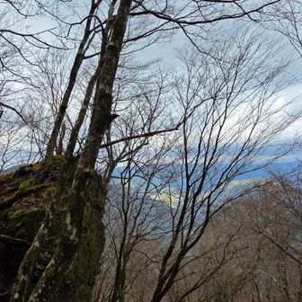 大岩を通過すると峠は近い