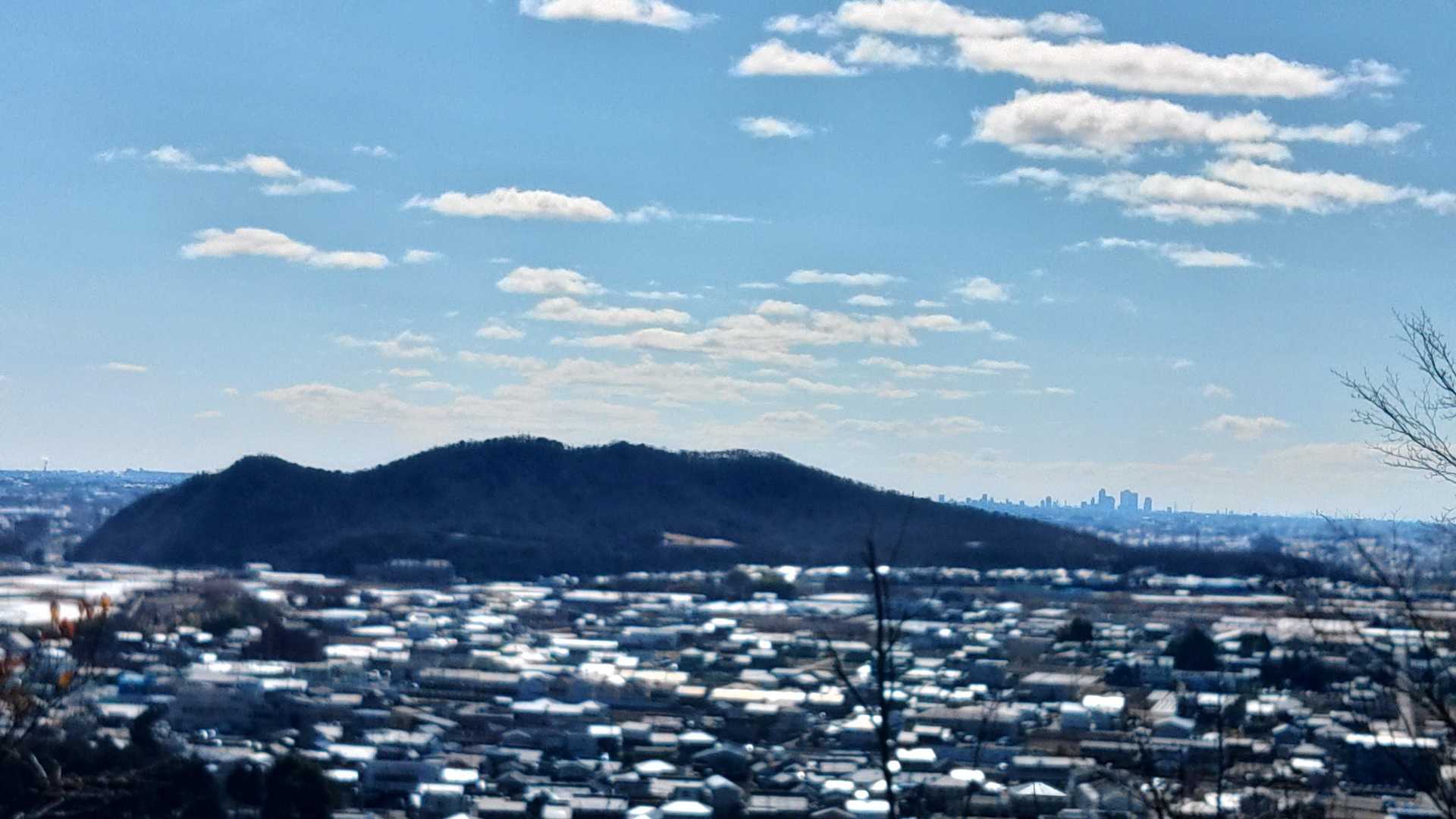 巻き道ですが少しずつ高度は上がっています。伊木山の横に名駅ビル群。