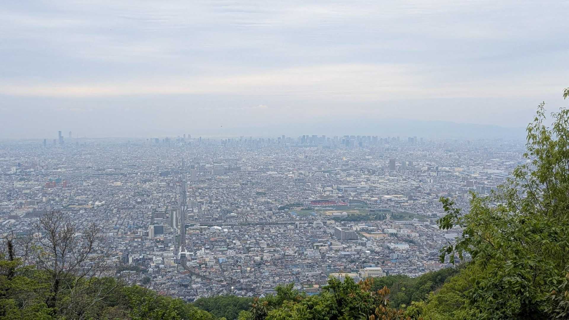 平岡山展望台より
曇ってますが、花園ラグビー場はいつでもわかる🏉